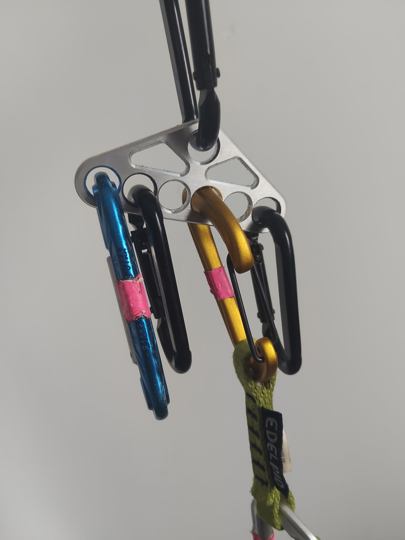 Climbing gear organiser quickdraw hanger
