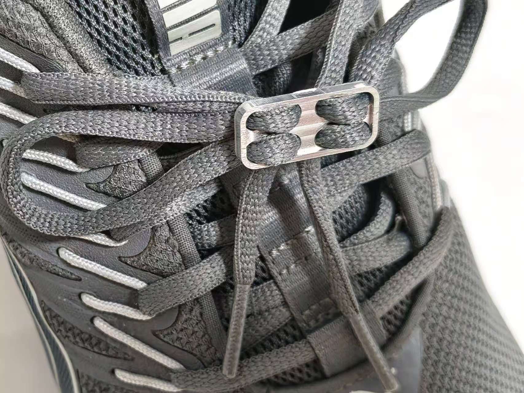 Simple shoelace buckle