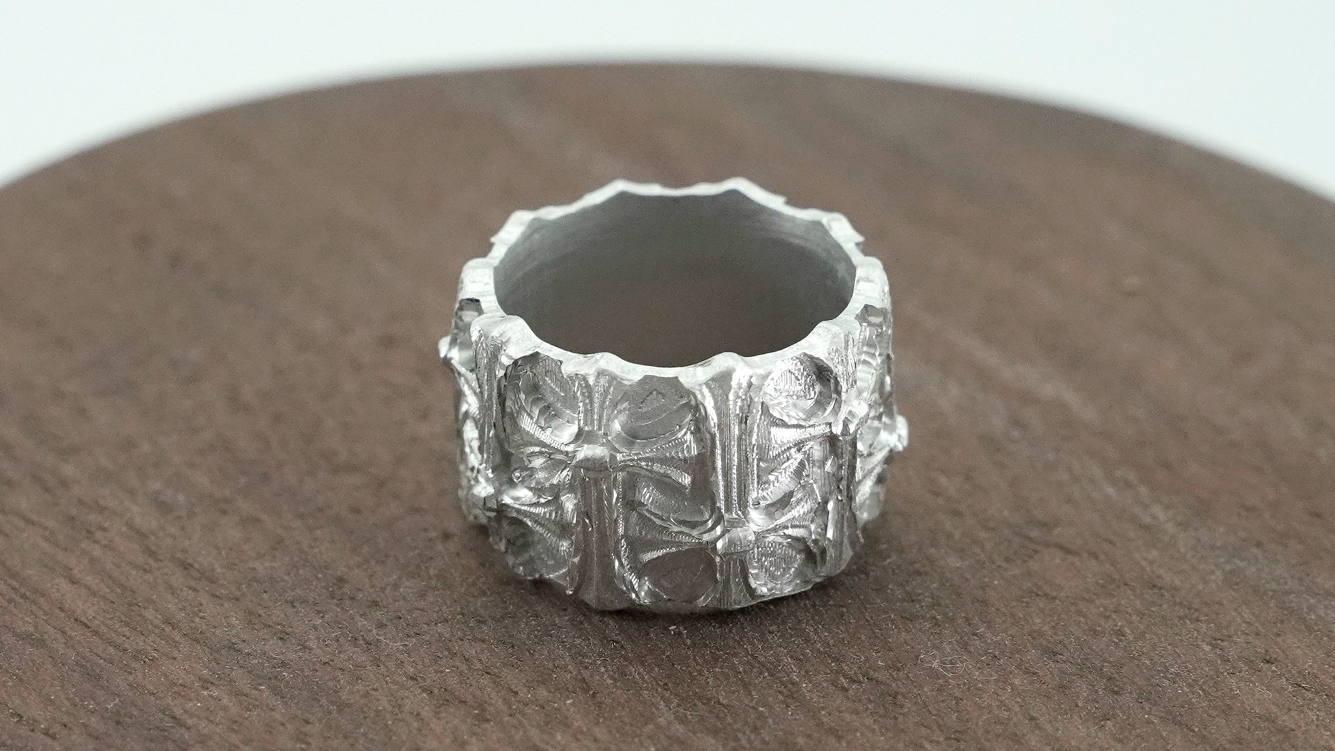 Anello in stile cuori cromati